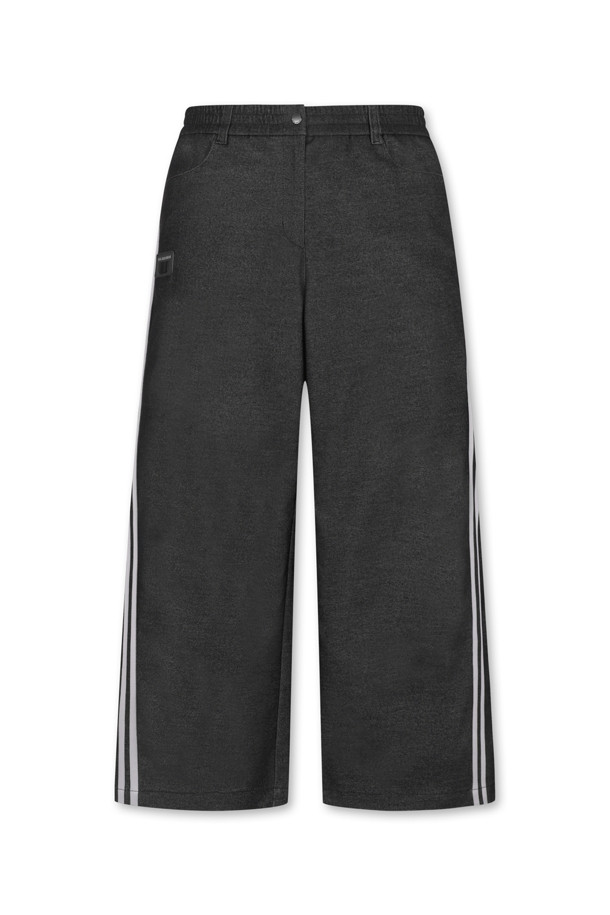 (W) 루즈핏 데님 라이크 팬츠는 여성용 바지로, 봄부터 겨울까지 사계절 내내 활용 가능한 아이템입니다. 블랙과 블루 두 가지 색상으로 출시되었으며, 코튼과 폴리에스테르 혼방 소재로 제작되어 신축성과 내구성이 우수합니다. 루즈핏, 슬림핏, 스트레이트핏, 테이퍼드핏, 와이드핏 등 다양한 핏으로 출시되어 폭넓은 선택이 가능하며, 측면 배색 테이프와 사선 포켓, 벨트고리 디테일이 특징입니다. 골프룩, 산책룩 등 다양한 TPO에 스포티하고 세련된 스타일을 연출할 수 있습니다.
