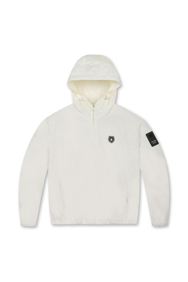 (W) 우븐 하이브리드 마이크로 플리스 후디는 여성용 상의로, 가을과 겨울에 따뜻하게 착용할 수 있습니다. 부드러운 플리스 안감과 두꺼운 두께감으로 보온성을 높였으며, 흡습 기능으로 쾌적함을 유지합니다. 화이트와 아이보리 두 가지 색상으로 출시되었으며, 스포티, 캐주얼, 미니멀 스타일을 모두 소화할 수 있습니다. 골프룩, 캠핑룩 등 다양한 TPO에 활용 가능하며, 집업 스타일로 간편하게 여밀 수 있습니다. 측면 포켓과 로고 디테일이 돋보이는 레귤러핏 후디입니다.
