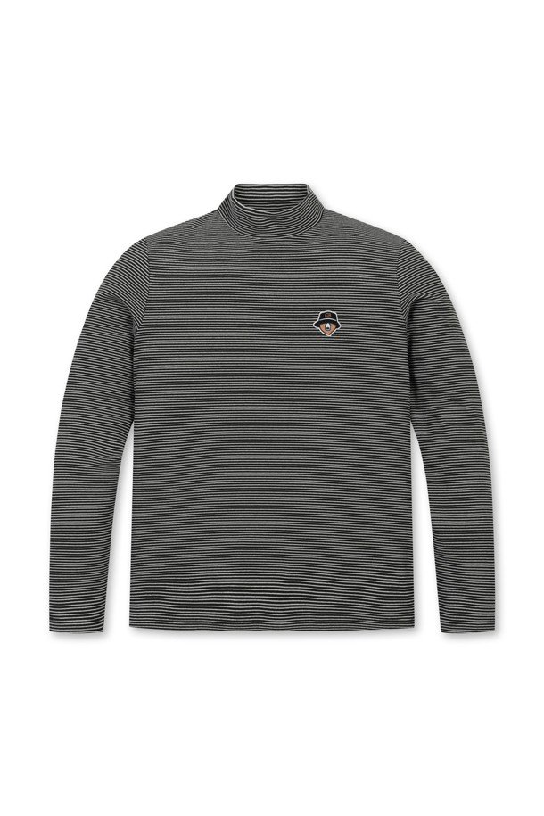 (W) 스트라이프 터틀넥 티셔츠는 가을, 겨울 시즌에 여성 골퍼와 일상에서 모두 활용하기 좋은 상의입니다. 부드러운 면 소재로 제작되어 편안한 착용감을 선사하며, 레귤러핏과 긴 소매 기장으로 안정적인 실루엣을 연출합니다. 베이직하면서도 스포티한 무드를 더해주는 그레이 컬러의 스트라이프 패턴이 특징입니다. 두꺼운 두께감의 터틀넥 디자인으로 보온성을 높여 골프룩, 미니멀룩 등 다양한 스타일링에 활용하기 좋습니다.
