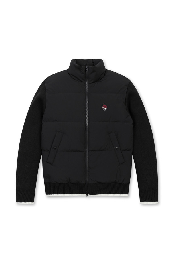 (W) 니트 하이브리드 다운 재킷은 여성용 아우터로, 가을과 겨울에 골프 또는 일상생활에서 스포티하고 캐주얼한 스타일을 연출하기 좋습니다. 니트 소매와 다운 충전재 바디의 하이브리드 디자인으로 보온성과 활동성을 동시에 잡았습니다. 그레이, 블루 두 가지 색상으로 출시되었으며, 슬림핏, 레귤러핏, 오버핏 등 다양한 핏으로 만나볼 수 있습니다. 방풍 기능과 부드러운 촉감의 나일론 안감이 특징이며, 시그니처 자수, 대각선 지퍼 포켓, 세미오토락 지퍼 등의 디테일이 돋보입니다.
