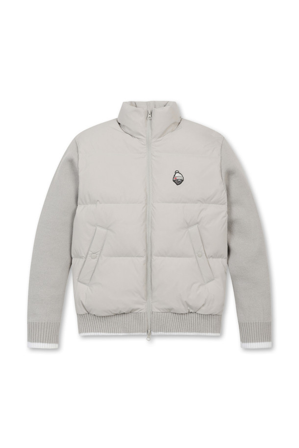 (W) 니트 하이브리드 다운 재킷은 여성용 아우터로, 가을과 겨울에 골프 및 일상생활에서 활용하기 좋습니다. 그레이와 블루 두 가지 색상으로 출시되었으며, 슬림핏 또는 오버핏으로 연출할 수 있습니다. 울과 나일론 혼방 소재에 두꺼운 두께감으로 보온성을 높였고, 부드러운 촉감을 선사합니다. 방풍 소매 안감, 20oz 플리스 충전재, 시그니처 자수, 대각선 지퍼 포켓 등 다양한 디테일이 돋보이는 하이브리드 다운 재킷입니다. 캐주얼, 스포티, 미니멀 스타일을 원하는 고객에게 적합합니다.
