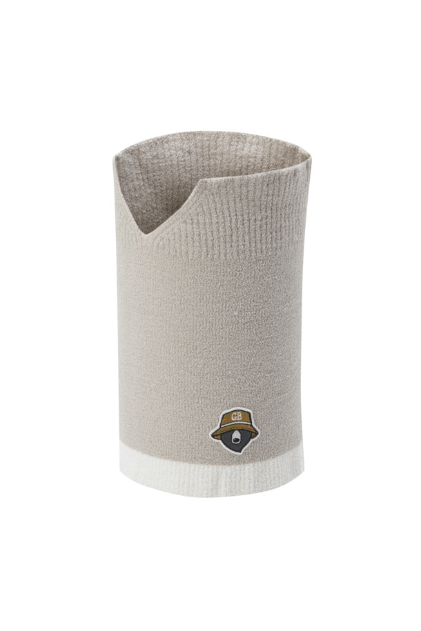 가볍고 부드러운 택텔 소재의 "(U) 넥워머"입니다. 베이지와 블랙 두 가지 색상으로 출시되어, 어떤 스타일에도 쉽게 매치할 수 있습니다. 겨울철 보온성을 책임지며, 가벼운 착용감으로 일상 및 아웃도어 활동에 적합합니다. 넥워머 전면에는 골드 베어 시그니처 자수 로고가 섬세하게 수놓아져 있으며, 캐주얼, 미니멀, 클래식 등 다양한 스타일을 연출할 수 있습니다. "겨울 데일리룩"과 "산책룩"에 포인트 아이템으로 활용해 보세요.
