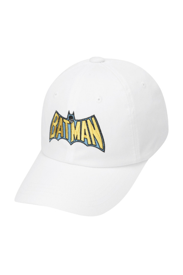 **(U)(골든 베어 X 배트맨) 배트맨 레터링 백그래픽 볼캡**은 골프 및 일상에서 모두 활용 가능한 남녀 공용 볼캡입니다. 블랙, 화이트 두 가지 색상으로 출시되었으며, 부드러운 코튼 소재로 제작되어 편안한 착용감을 선사합니다. 뒷면에는 배트맨 레터링 그래픽과 골든 베어 로고 직자수가 디자인되어 있으며, 통풍구 6개와 코튼트윌 땀밴드로 쾌적함을 더했습니다. 사이즈 조절이 가능하며, 튼튼한 내구성을 위해 쌍침 테이프 처리와 내부 골든베어 로고 프린트 디테일이 돋보입니다. 캐주얼, 클래식, 미니멀 스타일을 즐기는 분들께 추천합니다.
