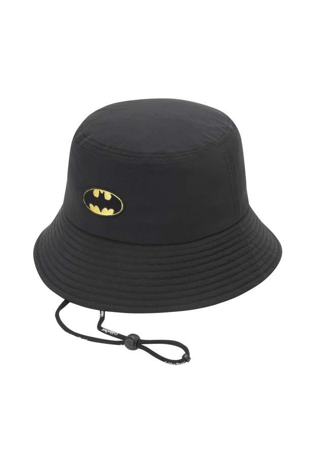 (U)(골든 베어 X 배트맨) 배트맨 로고 그래픽 버킷햇은 캐주얼, 골프 스타일을 모두 소화할 수 있는 블랙 컬러의 버킷햇입니다. 나일론 소재로 제작되어 가볍고 편안한 착용감을 제공하며, 배트맨 로고 그래픽이 포인트로 디자인되었습니다. 드랍된 형태의 챙과 투브 형태의 턱끈, 사이즈 조절용 D링과 스토퍼가 있어 실용성을 높였습니다. 햇빛 차단 기능으로 야외 활동 시에도 유용하며, 골프룩, 여행룩 등 다양한 TPO에 활용 가능합니다. 미니멀, 스포티한 스타일을 즐기는 분들께 추천합니다.
