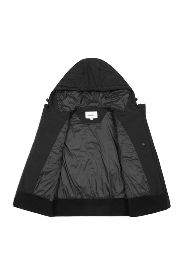 (W) 플리스 하이브리드 패디드 재킷은 여성용 아우터로, 가을과 겨울에 따뜻하게 착용할 수 있습니다. 스포티하면서도 캐주얼한 무드를 연출하며, 일상복뿐만 아니라 골프룩으로도 활용 가능합니다. 부드러운 플리스와 폴리에스테르 소재의 조합으로 뛰어난 보온성과 방풍 기능을 제공합니다. 무지 디자인에 크롭 기장과 집업 여밈 방식으로 활동성을 더했으며, 레귤러핏으로 편안하게 착용할 수 있습니다. 두꺼운 두께감과 긴 소매가 추운 날씨에도 따뜻함을 유지해 줍니다.
