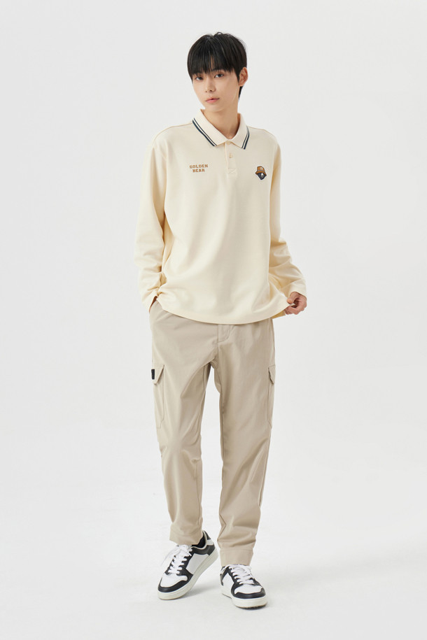 벨크로 조거 팬츠는 남성용 조거팬츠로, 솔로텍스 소재를 사용하여 봄, 여름, 가을, 겨울 모든 계절에 착용 가능합니다. 블랙과 베이지 두 가지 색상으로 출시되었으며, 스포티하고 캐주얼한 스타일을 연출할 수 있습니다. 슬림핏, 스트레이트핏, 테이퍼드핏, 와이드핏 등 다양한 핏으로 출시되어 폭넓은 선택지를 제공합니다. 벨크로 아웃포켓, 풀밴딩 허리밴드, 플랩커버 포켓, 장식 벨크로 와펜 등의 디테일 뿐만 아니라, 밑단 사이즈 조절 스트랩, 후면 지퍼 싱글월렛 포켓, D링 부착으로 실용성을 더했습니다. 골프룩 또는 여행룩에 완벽하게 어울리는 미니멀한 디자인의 조거 팬츠입니다.
