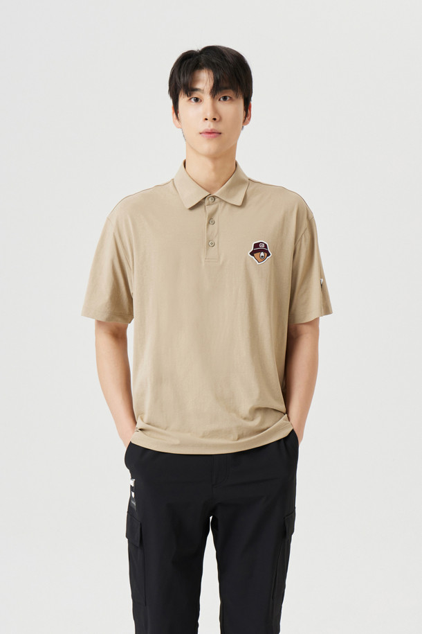 (UNI) 버튼 다운 솔리드 카라 티셔츠는 남성용 상의로, 골프 및 일상 용도로 활용 가능합니다. 부드러운 소로나 소재로 제작되어 가볍고 편안한 착용감을 제공하며, 여름, 가을, 겨울 모두 착용할 수 있습니다. 세미오버핏으로 스포티하고 베이직한 스타일을 연출하며, 다양한 컬러(라이트블루, 블루, 브라운, 그린, 블랙)로 출시되었습니다. 카라넥 디자인에 신규 개발된 자수 와펜, 목늘어짐 방지 넥밴드 테이프, 컬러 매칭 단추, 소매단과 밑단 삼봉 처리 등 섬세한 디테일이 돋보입니다. 골프룩 또는 미니멀한 스타일을 선호하는 남성분들께 추천합니다.
