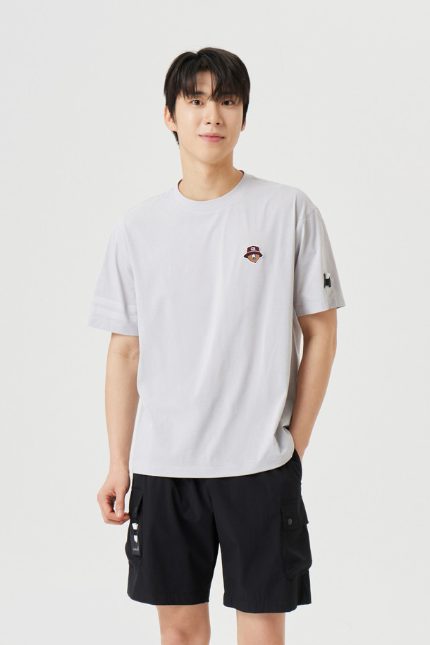 **(UNI) 컨트라스트 라인 프린트 크루넥 티셔츠**

남성용으로 디자인된 이 크루넥 티셔츠는 골프 및 일상용으로 모두 적합합니다. 블루, 그린, 그레이, 다크 그레이 등 4가지 색상으로 제공되며, 얇은 두께와 부드러운 촉감으로 편안한 착용감을 선사합니다. 소로나 소재를 사용하여 흡습 및 냉감 기능을 갖췄으며, 슬림핏, 레귤러핏, 오버핏, 세미오버핏의 4가지 핏으로 출시되었습니다. 우측 소매에 포인트 컬러 대비 프린트와 25S/S 시즌부터 적용된 새로운 자수 로고가 특징이며, 골프 티 홀더 패치가 있어 스포티한 스타일을 연출합니다.
