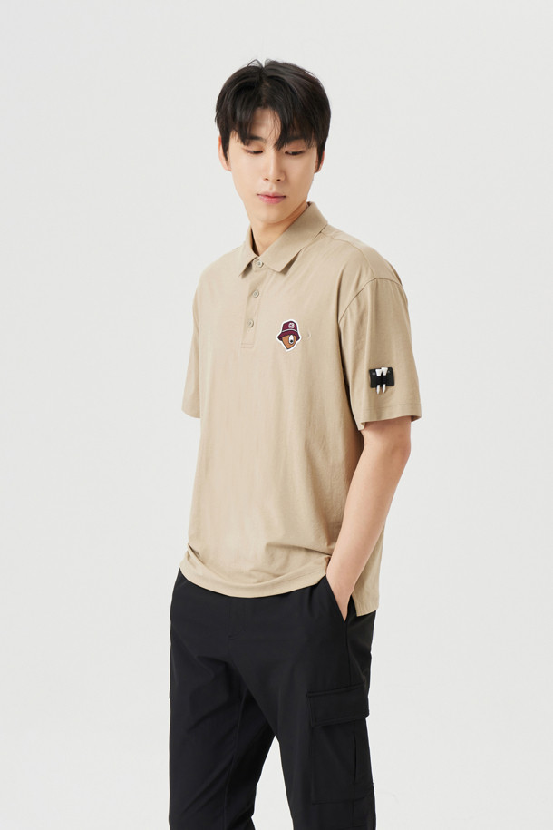 (UNI) 버튼 다운 솔리드 카라 티셔츠는 남성용 상의로, 골프 및 일상 용도로 활용 가능합니다. 부드러운 소로나 소재로 제작되어 가볍고 편안한 착용감을 제공하며, 여름, 가을, 겨울 모두 착용할 수 있습니다. 세미오버핏으로 스포티하고 베이직한 스타일을 연출하며, 다양한 컬러(라이트블루, 블루, 브라운, 그린, 블랙)로 출시되었습니다. 카라넥 디자인에 신규 개발된 자수 와펜, 목늘어짐 방지 넥밴드 테이프, 컬러 매칭 단추, 소매단과 밑단 삼봉 처리 등 섬세한 디테일이 돋보입니다. 골프룩 또는 미니멀한 스타일을 선호하는 남성분들께 추천합니다.
