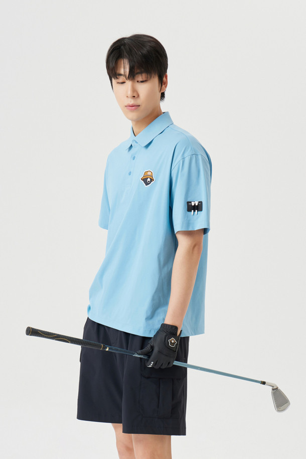 (UNI) 버튼 다운 솔리드 카라 티셔츠는 남성용 상의로, 골프 및 일상에서의 활용에 적합합니다. 라이트블루, 블루, 브라운, 그린, 블랙 5가지 색상으로 출시되었으며, 소로나 소재를 사용하여 가볍고 편안한 착용감을 제공합니다. 슬림핏 또는 세미오버핏으로 디자인되었으며, 반소매에 카라넥, 얇은 두께로 여름과 가을에 착용하기 좋습니다. 자수 와펜 로고, 넥밴드 안쪽 테이프 보강, 컬러 매칭 단추, 소매단과 밑단 삼봉 처리 등 꼼꼼한 디테일이 돋보이며, 신축성은 보통입니다.
