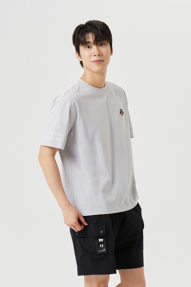 **(UNI) 컨트라스트 라인 프린트 크루넥 티셔츠**

남성용으로 디자인된 이 크루넥 티셔츠는 골프 및 일상용으로 모두 적합합니다. 블루, 그린, 그레이, 다크 그레이 등 4가지 색상으로 제공되며, 얇은 두께와 부드러운 촉감으로 편안한 착용감을 선사합니다. 소로나 소재를 사용하여 흡습 및 냉감 기능을 갖췄으며, 슬림핏, 레귤러핏, 오버핏, 세미오버핏의 4가지 핏으로 출시되었습니다. 우측 소매에 포인트 컬러 대비 프린트와 25S/S 시즌부터 적용된 새로운 자수 로고가 특징이며, 골프 티 홀더 패치가 있어 스포티한 스타일을 연출합니다.
