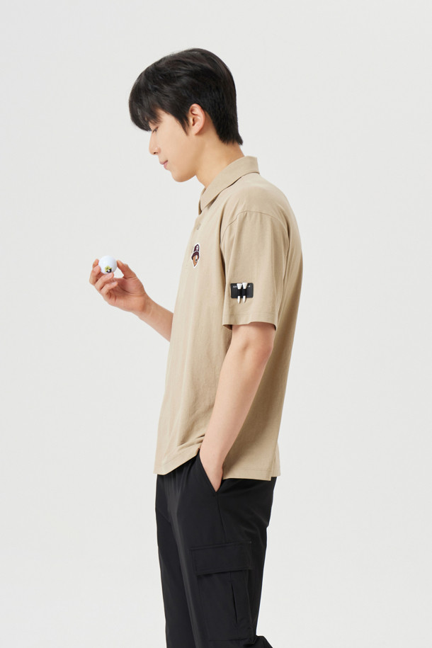 (UNI) 버튼 다운 솔리드 카라 티셔츠는 남성용 상의로, 골프 및 일상 용도로 활용 가능합니다. 부드러운 소로나 소재로 제작되어 가볍고 편안한 착용감을 제공하며, 여름, 가을, 겨울 모두 착용할 수 있습니다. 세미오버핏으로 스포티하고 베이직한 스타일을 연출하며, 다양한 컬러(라이트블루, 블루, 브라운, 그린, 블랙)로 출시되었습니다. 카라넥 디자인에 신규 개발된 자수 와펜, 목늘어짐 방지 넥밴드 테이프, 컬러 매칭 단추, 소매단과 밑단 삼봉 처리 등 섬세한 디테일이 돋보입니다. 골프룩 또는 미니멀한 스타일을 선호하는 남성분들께 추천합니다.
