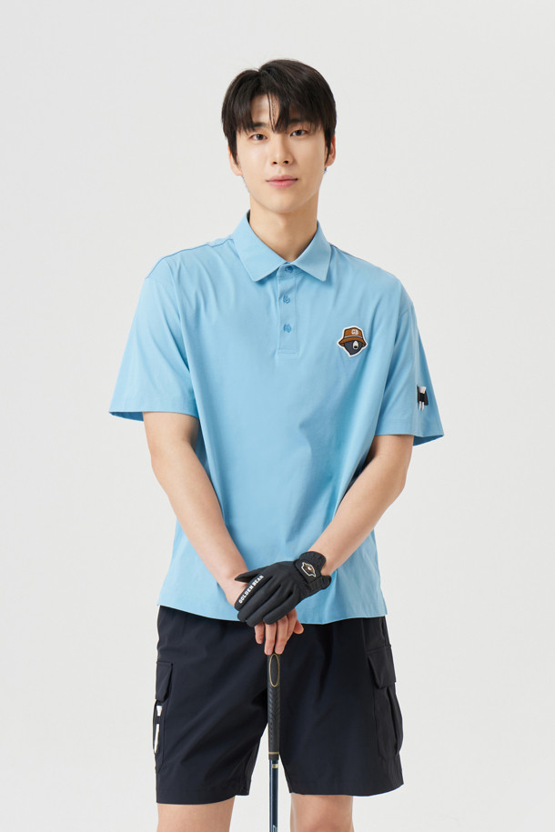 (UNI) 버튼 다운 솔리드 카라 티셔츠는 남성용 상의로, 골프 및 일상에서의 활용에 적합합니다. 라이트블루, 블루, 브라운, 그린, 블랙 5가지 색상으로 출시되었으며, 소로나 소재를 사용하여 가볍고 편안한 착용감을 제공합니다. 슬림핏 또는 세미오버핏으로 디자인되었으며, 반소매에 카라넥, 얇은 두께로 여름과 가을에 착용하기 좋습니다. 자수 와펜 로고, 넥밴드 안쪽 테이프 보강, 컬러 매칭 단추, 소매단과 밑단 삼봉 처리 등 꼼꼼한 디테일이 돋보이며, 신축성은 보통입니다.
