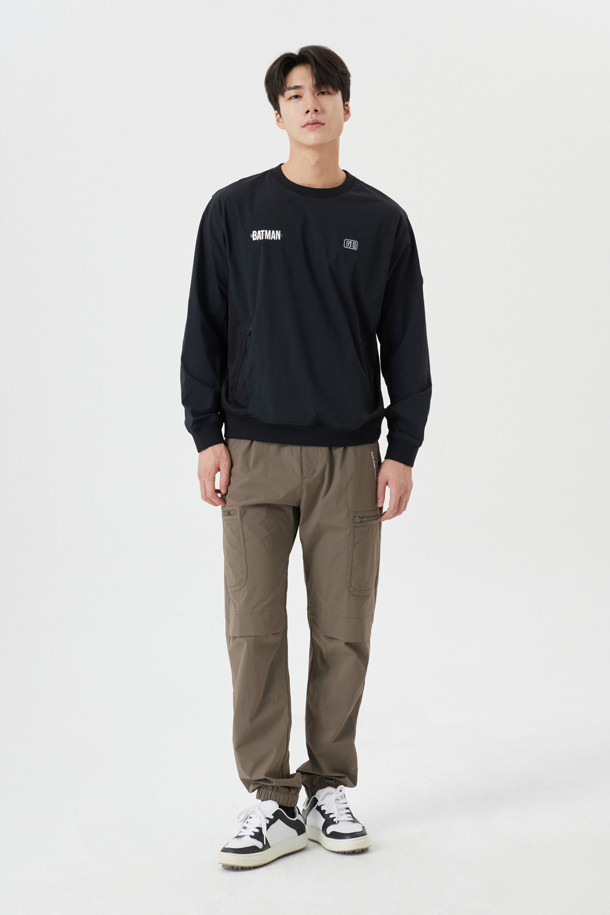 GOLDEN BEAR X BATMAN (골든 베어 X 배트맨) 지퍼 포켓 우븐 조거 팬츠는 남성용 조거 팬츠입니다. 골프 및 일상용으로 착용하기 좋은 스포티하면서도 캐주얼한 스타일을 연출합니다. 우븐 소재로 제작되었으며, 무지 패턴에 긴 기장과 조거핏으로 편안한 착용감을 제공합니다. 지퍼 포켓 디테일로 실용성을 더했습니다.
