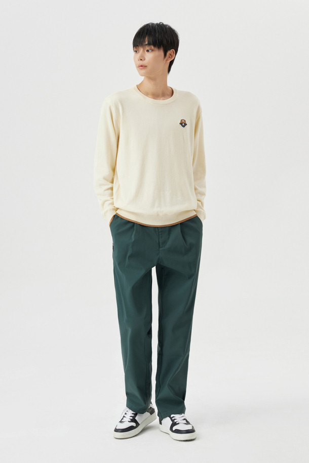 Tucked 테이퍼드 팬츠는 남성을 위한 골프 및 일상용 바지입니다. 블루와 아이보리 두 가지 색상으로 출시되었으며, 봄, 여름, 가을, 겨울 사계절 모두 착용 가능합니다. 슬림핏 테이퍼드 디자인으로 클래식하고 미니멀한 스타일을 연출하며, 얇은 면 소재로 제작되었습니다. 1:7 비율 허리 밴드, 싱글 플리츠, 메탈 후크 잠금장치, D링, 로고 자수, 싱글 웰트 포켓, 사이드 대각선 포켓, 백 요크 디자인 등, 섬세한 디테일이 돋보입니다. 2cm 접어올린 밑단으로 세련된 룩을 완성합니다.
