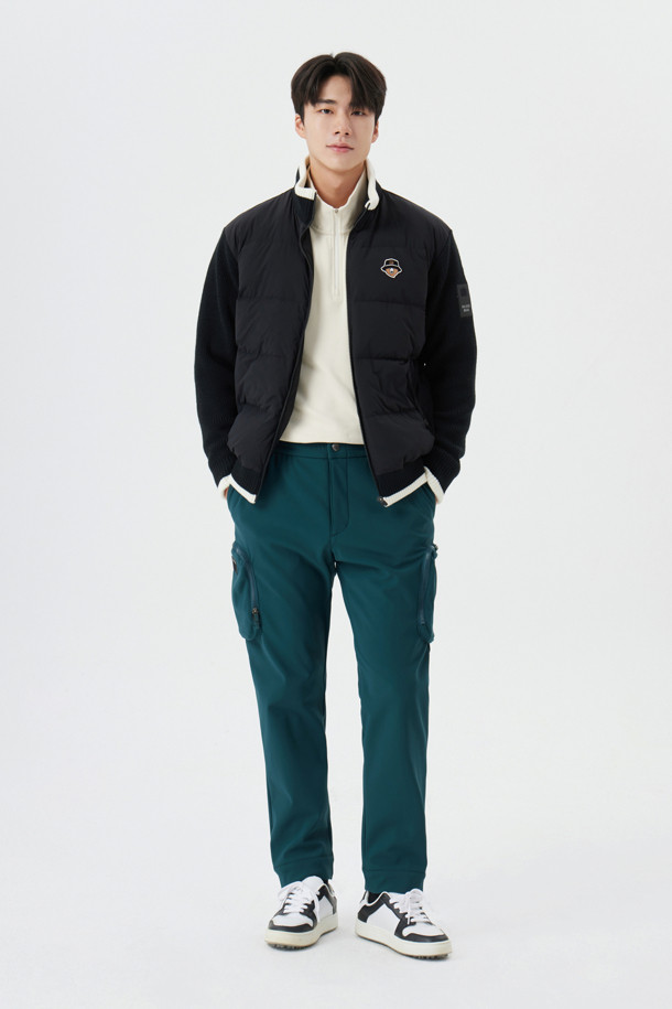 부드러운 촉감과 따뜻함을 선사하는 백 브러쉬드 조거 팬츠입니다. 남성용으로, 그린 컬러의 무지 디자인이 특징이며, 가을/겨울 시즌에 적합합니다. 릴랙스 핏과 조거핏으로 편안한 착용감을 제공하며, 두꺼운 기모 안감과 브러쉬드 가공으로 보온성을 높였습니다. 골프, 일상, 캠핑 등 다양한 TPO에 스포티, 캐주얼, 미니멀 스타일로 활용하기 좋습니다. 밴딩 처리된 허리 부분은 활동성을 더합니다.
