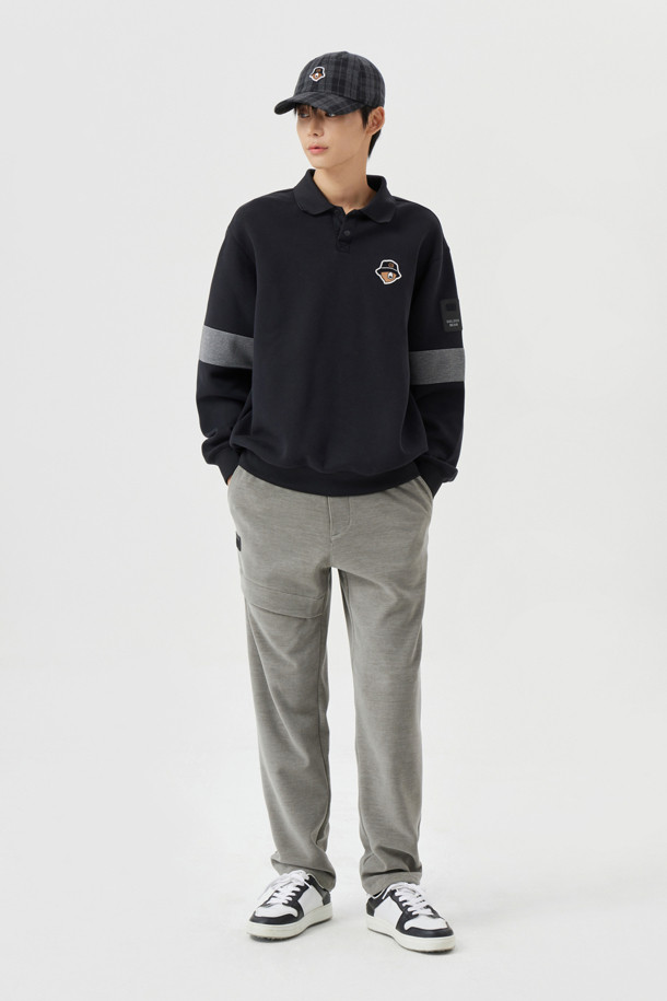 **코듀로이 스트링 조거 팬츠**는 부드러운 촉감의 코듀로이 소재로 제작되어 가을, 겨울철 따뜻하게 착용하기 좋습니다. 릴랙스핏으로 편안한 착용감을 제공하며, 스트링 디테일로 스타일리시함을 더했습니다. 무지 디자인에 그레이 컬러로 어떤 상의와도 매치하기 용이하여 캐주얼, 스포티, 클래식 등 다양한 스타일을 연출할 수 있습니다. 골프, 캠핑 등 아웃도어 활동은 물론, 일상에서도 활용 가능한 실용적인 조거 팬츠입니다. 밴딩 처리된 허리 부분은 활동성을 높여줍니다.
