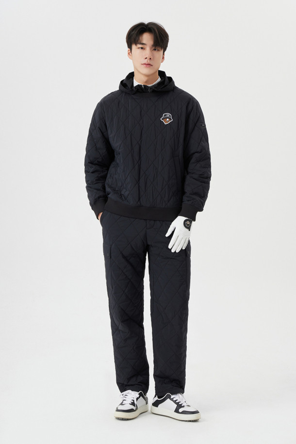 블랙 컬러의 퀄팅 조거 팬츠입니다. 남성용으로, 가을과 겨울에 따뜻하게 착용할 수 있습니다. 스포티하면서도 캐주얼한 스타일로 골프, 일상 등 다양한 TPO에 활용 가능합니다. 릴랙스 핏과 부드러운 촉감, 두꺼운 두께로 편안한 착용감을 선사하며, 밴딩 처리로 활동성을 높였습니다. 퀄팅 디테일과 조거 스타일이 돋보이는 보온성이 뛰어난 긴바지입니다.
