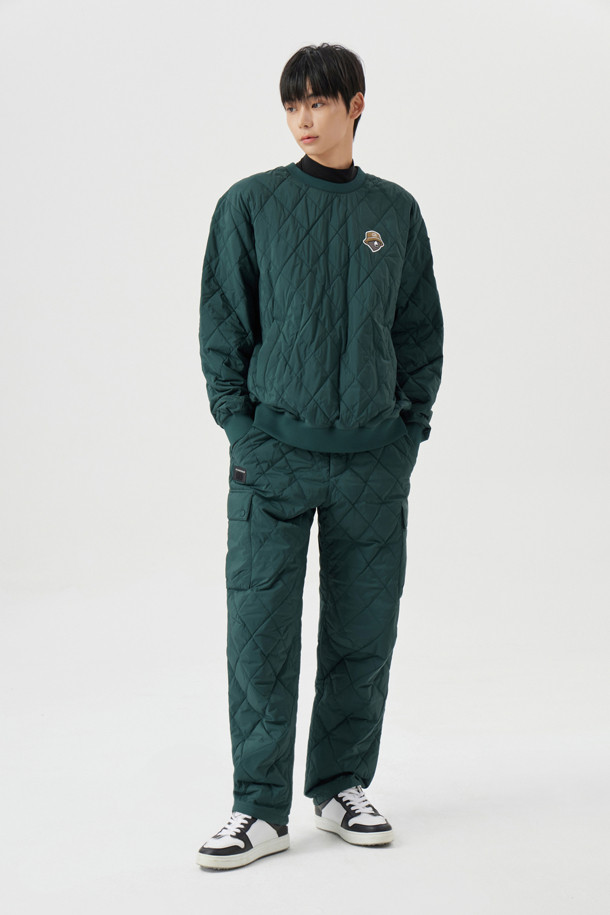퀼티드 조거 팬츠는 남성을 위한 캐주얼 & 스포티 스타일의 조거 팬츠입니다. 봄, 가을, 겨울 시즌에 적합하며, 블랙과 그린 두 가지 색상으로 제공됩니다. 다이아몬드 퀼팅 패턴과 슬림핏 디자인이 특징이며, 우븐, 폴리에스터 소재로 제작되었습니다. 좌우 사선 포켓, 아웃 카고 포켓, 후면 싱글 월렛 포켓, 조절 가능한 밑단 스트링, 무릎 부분 입체 다트 등의 디테일이 돋보입니다. 전체 밴딩과 폴리 충전재 안감으로 편안함과 보온성을 더했으며, 골프룩으로도 활용 가능합니다.
