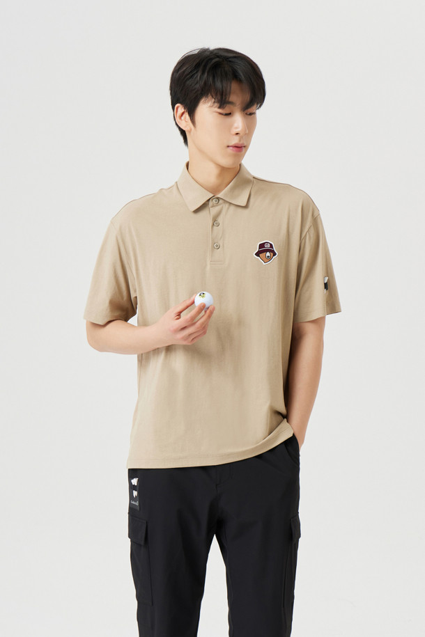 (UNI) 버튼 다운 솔리드 카라 티셔츠는 남성용 상의로, 골프 및 일상 용도로 활용 가능합니다. 부드러운 소로나 소재로 제작되어 가볍고 편안한 착용감을 제공하며, 여름, 가을, 겨울 모두 착용할 수 있습니다. 세미오버핏으로 스포티하고 베이직한 스타일을 연출하며, 다양한 컬러(라이트블루, 블루, 브라운, 그린, 블랙)로 출시되었습니다. 카라넥 디자인에 신규 개발된 자수 와펜, 목늘어짐 방지 넥밴드 테이프, 컬러 매칭 단추, 소매단과 밑단 삼봉 처리 등 섬세한 디테일이 돋보입니다. 골프룩 또는 미니멀한 스타일을 선호하는 남성분들께 추천합니다.
