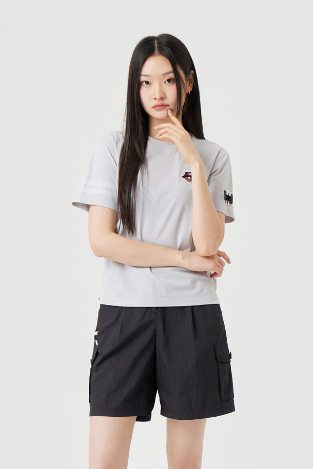 **(UNI) 컨트라스트 라인 프린트 크루넥 티셔츠**

남성용으로 디자인된 이 크루넥 티셔츠는 골프 및 일상용으로 모두 적합합니다. 블루, 그린, 그레이, 다크 그레이 등 4가지 색상으로 제공되며, 얇은 두께와 부드러운 촉감으로 편안한 착용감을 선사합니다. 소로나 소재를 사용하여 흡습 및 냉감 기능을 갖췄으며, 슬림핏, 레귤러핏, 오버핏, 세미오버핏의 4가지 핏으로 출시되었습니다. 우측 소매에 포인트 컬러 대비 프린트와 25S/S 시즌부터 적용된 새로운 자수 로고가 특징이며, 골프 티 홀더 패치가 있어 스포티한 스타일을 연출합니다.
