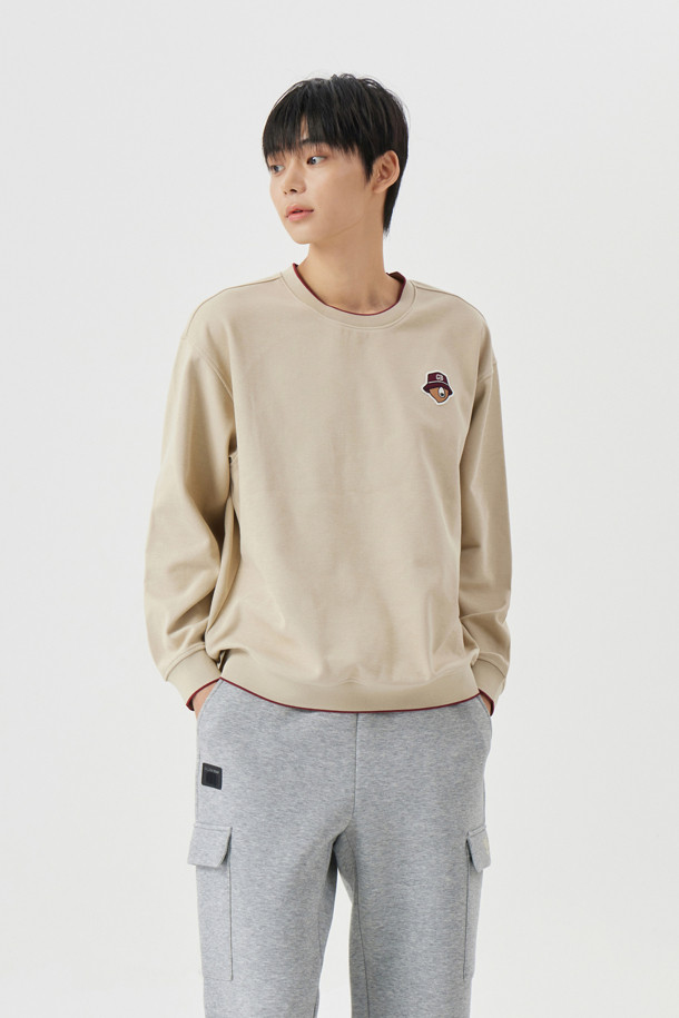 (U) 빅 로고 와펜 크루넥 스웨트셔츠는 남성용 스웨트셔츠로, 베이지, 그레이, 그린 3가지 색상으로 출시되었습니다. 봄, 가을, 겨울 계절에 골프 및 일상용으로 착용하기 좋으며, 스포티하고 캐주얼한 스타일을 연출합니다. 슬림, 레귤러, 오버핏으로 다양한 핏을 선택할 수 있으며, 라운드넥에 중간 두께감으로 부드러운 촉감이 특징입니다. 왼쪽 가슴 자수 로고 패치와 뒷목 곰 로고 자수, 밑단/소매단/네크라인 배색, 1x1 립조직 밴드, 어깨 솔기 6mm 모빌론 테이프로 디테일을 더했습니다.
