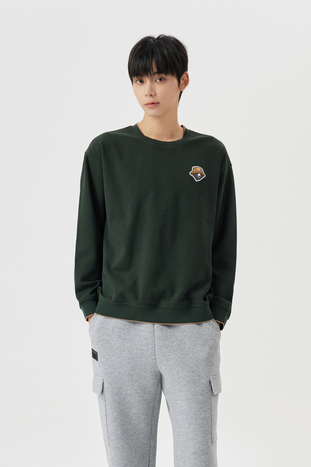 (U) 빅 로고 와펜 크루넥 스웨트셔츠는 남성용 스웨트셔츠로, 베이지, 그레이, 그린 세 가지 색상으로 출시되었습니다. 플리스와 코튼 혼방 소재로 제작되어 부드러운 촉감을 자랑하며, 봄, 가을에 입기 좋습니다. 라운드넥 디자인에 슬림핏, 데일리핏, 오버핏으로 다양한 스타일을 연출할 수 있습니다. 캐주얼, 스포티, 미니멀한 스타일을 즐기는 분들께 추천하며, 동네 마실룩, 산책룩, 캠핑룩에 잘 어울립니다. 전면 좌측 가슴의 곰 와펜과 후면 넥밴드 하단의 로고 자수가 디자인 포인트이며, 신축성이 있어 편안하게 착용 가능합니다.
