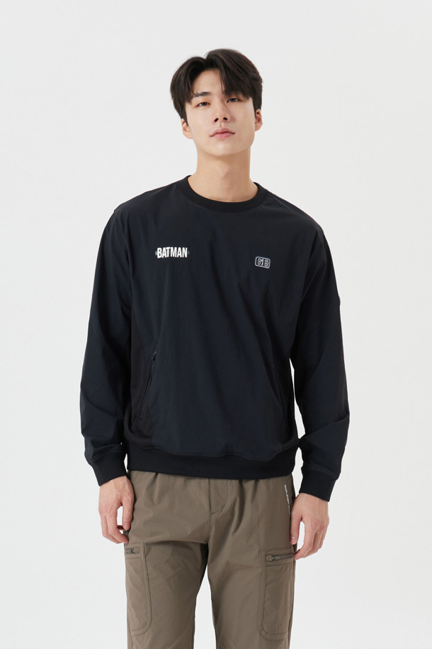 (M)(GOLDEN BEAR X BATMAN) 메쉬 배색 우븐 스웻 셔츠는 골프 및 일상용으로 활용하기 좋은 남성용 상의입니다. 블랙 컬러의 레귤러핏 긴소매 셔츠로, 메쉬와 우븐 소재의 조화로 통기성을 높였습니다. 스포티하면서도 캐주얼한 스타일을 연출하며, 라운드넥 디자인과 배트맨 콜라보레이션 로고가 특징입니다. 부드러운 촉감과 얇은 두께로 봄, 여름 시즌에 편안하게 착용할 수 있습니다.
