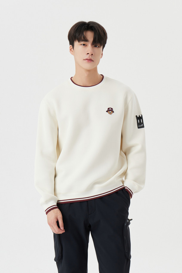 아이보리, 화이트 색상으로 출시된 Printed Back 더블페이스 스웨트셔츠입니다. 남성용으로, 가을/겨울 시즌에 골프 및 일상용으로 착용하기 좋습니다. 면 소재의 레귤러핏 긴소매 스웨트셔츠로, 라운드넥 디자인과 두꺼운 두께, 부드러운 촉감이 특징입니다. 등면에 프린트가 더해져 스포티하고 캐주얼한 스타일을 연출하며, 미니멀한 무드도 느낄 수 있습니다. 더블페이스 원단으로 제작되어 보온성과 활동성을 동시에 갖췄습니다.
