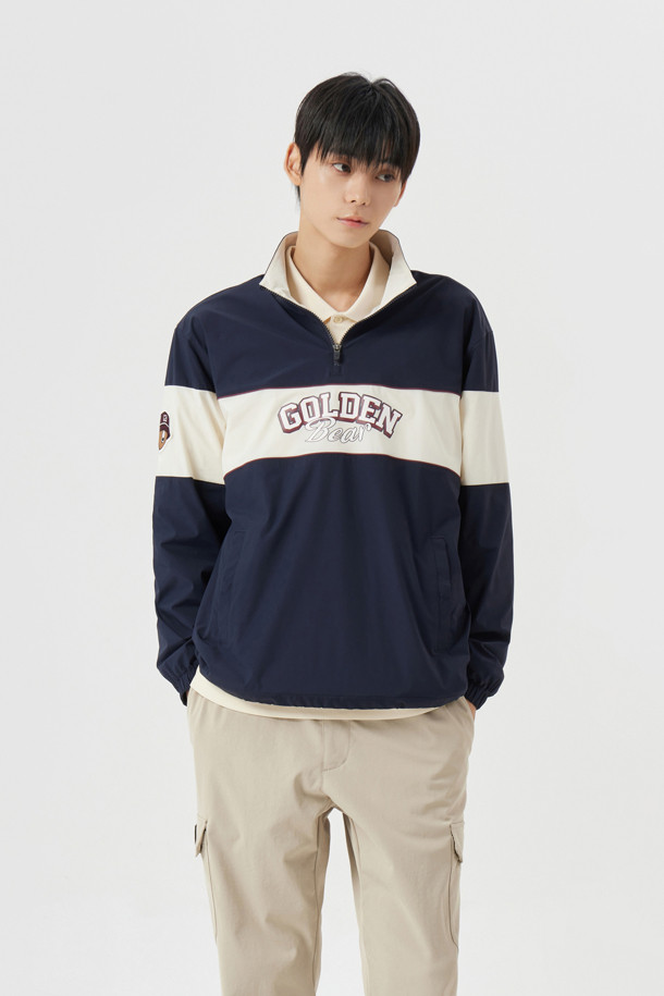 컨트라스트 체스트 보더 우븐 아노락(Contrast Chest Border Woven Anorak)은 남성용 아우터 아노락입니다. 아이보리, 민트, 네이비 세 가지 색상으로 출시되었으며, 봄, 가을, 겨울 계절에 골프 및 일상용으로 착용하기 좋습니다. 가슴 중앙에서 소매로 이어지는 보더 라인과 세미오토락 지퍼풀러가 돋보이며, 넥밴드 이면의 포인트 컬러, 오른쪽 소매의 베어 자수 와펜으로 포인트를 더했습니다. 슬림핏과 오버핏 두 가지 핏으로 출시되었으며, 나일론 소재에 두꺼운 두께감, 메쉬 안감, 긴 소매 기장으로 제작되었습니다. 가슴 하단의 사선 싱글월트 포켓, 소매단 밴드, 밑단 스트링 & 스토퍼, 후면 하단 장갑 벨크로 등 다양한 디테일이 특징입니다.
