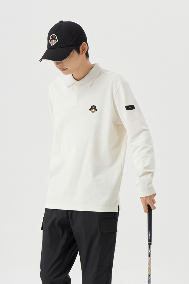 에센셜 니트 카라 티셔츠는 남성을 위한 베이직 스타일의 골프웨어입니다. 아이보리 컬러의 무지 피케 소재로 제작되었으며, 봄, 여름, 가을, 겨울 사계절 모두 착용 가능합니다. 슬림핏, 데일리핏, 오버핏 세 가지 핏으로 출시되어, 취향에 맞는 스타일을 연출할 수 있습니다. 니트 카라 디자인과 왼쪽 가슴 베어 자수, 소매단의 립밴드 디테일이 특징이며, 신축성이 있어 편안한 착용감을 제공합니다. 골프룩, 클래식, 미니멀, 캐주얼 스타일을 선호하는 분들께 추천합니다.
