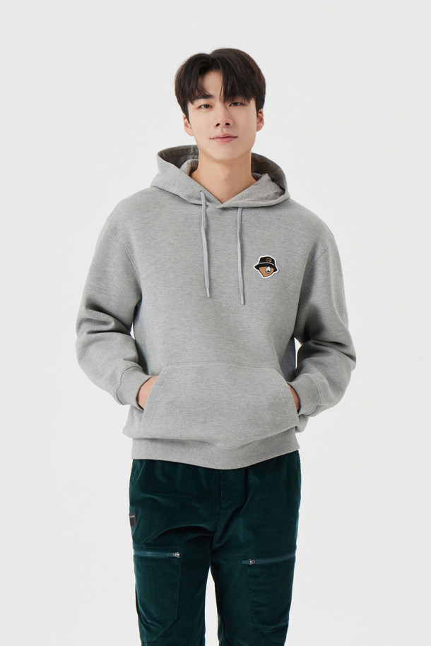(U) 프린티드 백 후디는 남성용 상의로, 캐주얼 및 스포티 스타일을 모두 소화할 수 있는 후드티입니다. 가을, 겨울 시즌에 적합하며, 부드러운 면 소재로 제작되어 편안한 착용감을 선사합니다. 캥거루 포켓이 있어 실용성을 더했으며, 레귤러핏과 긴소매 기장으로 활동성을 보장합니다. 그레이 컬러에 로고 패턴이 더해져 심플하면서도 스타일리시한 골프룩을 연출할 수 있습니다.
