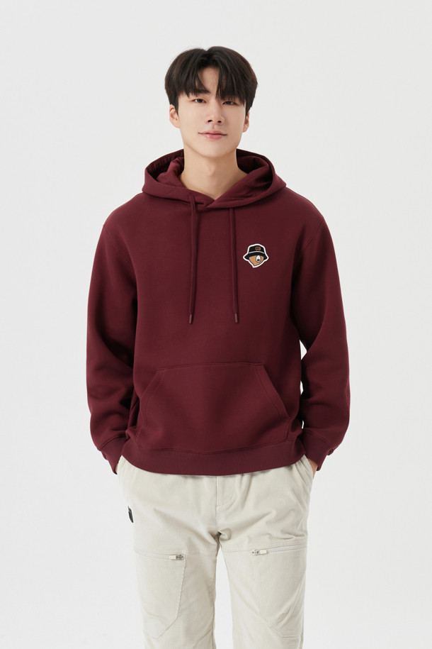 '(U) 프린티드 백 후디'는 남성용 상의로, 가을과 겨울에 따뜻하게 착용할 수 있는 두꺼운 폴리에스테르 소재 후디입니다. 버건디, 화이트, 블랙 세 가지 색상으로 제공되며, 스포티하면서도 캐주얼한 스타일을 연출합니다. 등판에 배색 디자인이 적용되어 포인트를 주며, 골프룩으로 활용하기 좋습니다. 레귤러핏에 긴 소매 기장으로 제작되어 편안한 착용감을 선사합니다.
