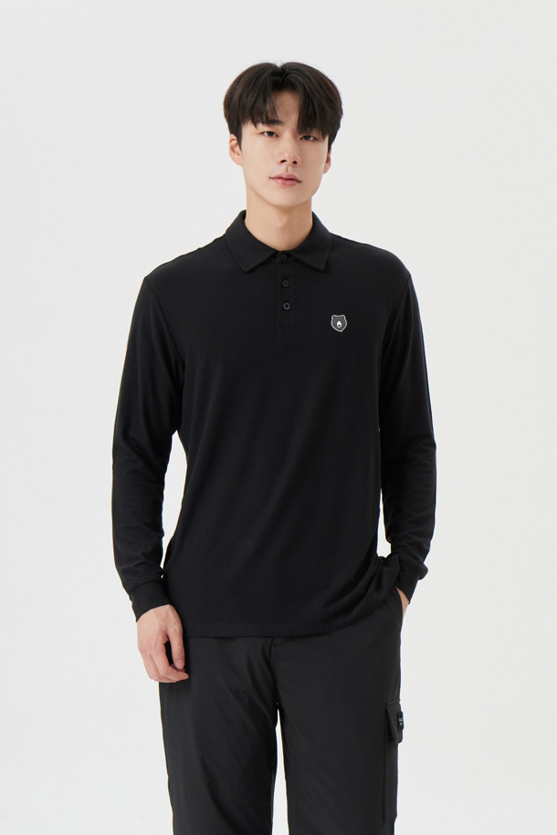 A/R 소프트 터치 카라 티셔츠는 남성 골프, 일상용으로 적합한 폴로 스타일 티셔츠입니다. 부드러운 촉감의 폴리에스테르 소재로 제작되어 얇고 가볍게 착용 가능하며, 흡습 및 속건 기능으로 쾌적함을 유지합니다. 블랙 색상에 레귤러핏, 긴소매 디자인으로 스포티하면서도 베이직한 스타일을 연출합니다. 봄, 여름, 가을 시즌 골프룩에 특히 잘 어울리는 아이템입니다.
