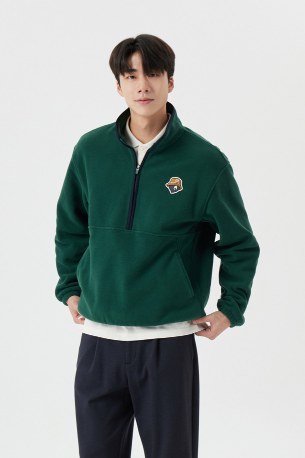 부드러운 촉감의 남성용 하프 집업 티셔츠입니다. 봄, 가을 시즌에 골프 및 일상에서 스포티하고 캐주얼한 스타일을 연출하기 좋습니다. 무지 디자인의 레귤러핏 긴소매 티셔츠로, 하프넥과 보통 두께감으로 편안함을 더했습니다. 폴리에스테르 소재로 제작되어 흡습 및 통기 기능이 뛰어나고, 집업과 로고 디테일로 포인트를 주었습니다.
