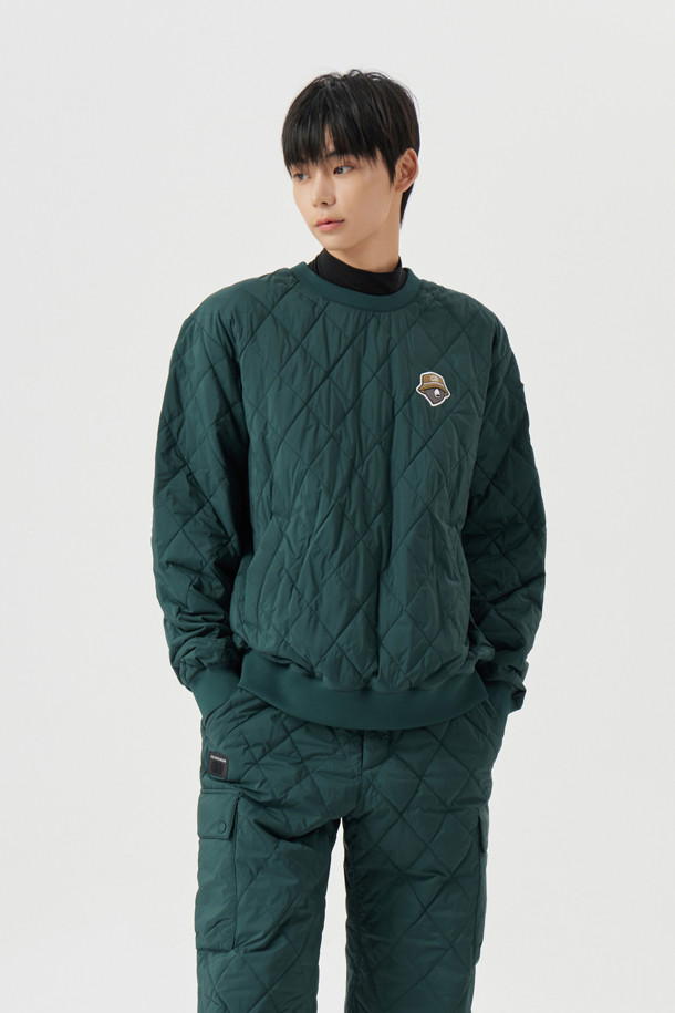 남성용 퀼티드 크루넥 풀오버는 봄, 가을, 겨울 시즌에 스포티하면서도 캐주얼한 스타일을 연출할 수 있는 상의입니다. 그린과 블루 두 가지 색상으로 출시되었으며, 다이아몬드 킬팅 패턴이 돋보입니다. 우븐 소재에 플리 안감을 더해 따뜻함과 편안함을 제공하며, 슬림핏 라운드넥 디자인으로 세련된 핏을 선사합니다. 사선 월트 포켓, 넥밴드, 소매단, 밑단 립밴드, 코듀로이 아플리케 자수, 경량 5각 티켓 디테일로 디자인의 완성도를 높였습니다. 골프룩과 가을 나들이룩에 매치하여 미니멀하면서도 개성 있는 스타일을 연출해보세요.
