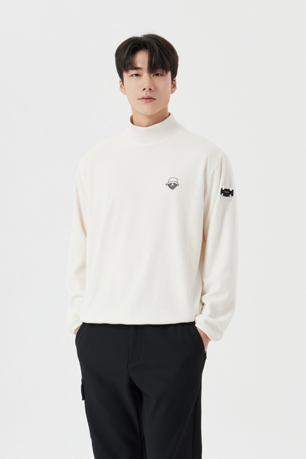 (U) 모크넥 마이크로 플리스 풀오버는 남성용 상의입니다. 부드러운 촉감의 플리스 소재와 폴리에스테르를 사용하여 가을, 겨울철 보온성을 높여주는 두꺼운 두께의 제품입니다. 스포티하면서도 베이직한 스타일로, 골프 및 일상용으로 활용하기 좋습니다. 모크넥 디자인과 긴소매, 레귤러핏으로 제작되었으며, 아이보리, 화이트 색상으로 출시되었습니다. 골프룩에 미니멀하고 클래식한 스타일을 더해줍니다.
