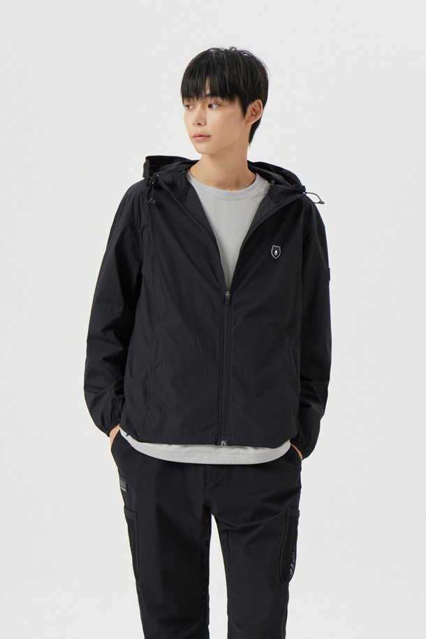 **경량 후드 바람막이**

남성용 경량 후드 바람막이입니다. 여름과 가을에 적합하며, 스포티와 캐주얼 스타일 모두 소화 가능합니다. 슬림핏 또는 오버핏으로 연출할 수 있으며, 무지 디자인의 그레이 컬러로 출시되었습니다. 나일론 소재로 제작되어 얇고 가벼우며, 방풍 기능을 제공합니다. 골프룩, 여행룩 등 다양한 TPO에 활용하기 좋습니다. 후드 스트링 스토퍼, 전면 절개 라인 좌우 포켓, 메쉬 소재 포켓 라이닝, 소매 밑단 경량 밴드 마감 등의 디테일이 돋보입니다.
