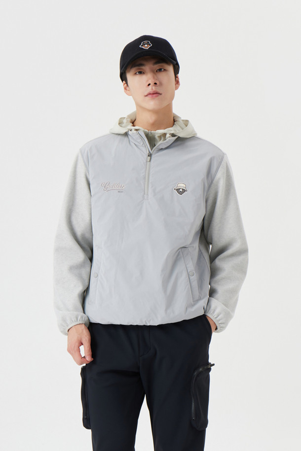 남성용 플리스 하이브리드 하프 집업 점퍼입니다. 부드러운 플리스 소재로 제작되어 뛰어난 착용감을 선사하며, 보온성을 극대화하여 가을, 겨울철 추위에도 끄떡없습니다. 하프 넥 디자인과 레귤러핏으로 스포티하면서도 캐주얼한 스타일을 연출할 수 있습니다. 골프를 즐길 때뿐만 아니라 일상에서도 편안하게 착용하기 좋은 아이템입니다. 그레이 컬러의 무지 디자인으로 미니멀한 스타일을 선호하는 분들께 추천합니다.
