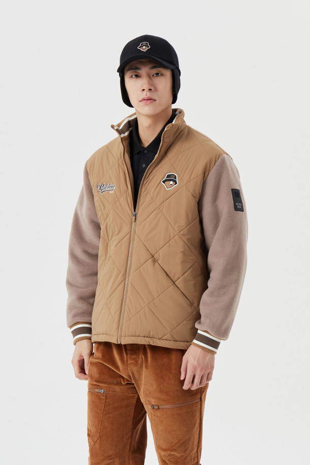남성용 퀼티드 하이브리드 재킷입니다. 베이지 색상으로, 가을과 겨울에 따뜻하게 입을 수 있습니다. 골프 및 일상용으로 모두 활용 가능하며, 스포티하면서도 캐주얼한 스타일을 연출합니다. 폴리에스테르 소재로 제작되어 부드러운 촉감을 제공하며, 두꺼운 두께감으로 보온성을 높였습니다. 레귤러핏에 긴 소매, 집업 여밈 방식의 퀼팅 코트 타입 하이브리드 디자인입니다.
