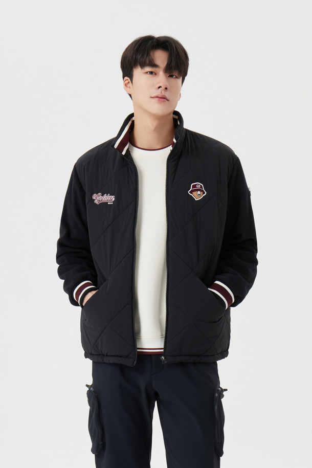 남성 골프 및 일상용으로 적합한 퀄티드 하이브리드 재킷입니다. 스포티하고 캐주얼한 스타일을 연출하며, 가을, 겨울철에 따뜻하게 착용할 수 있습니다. 부드러운 촉감의 나일론과 폴리에스테르 혼방 소재로 제작되었으며, 두꺼운 두께감으로 보온성과 방풍 기능을 제공합니다. 레귤러핏에 집업 스타일, 스탠드 칼라 디자인으로 활동적인 움직임에도 편안함을 선사합니다. 퀄팅 패턴이 돋보이는 긴 소매의 블랙 컬러 재킷으로, 미니멀한 스타일을 선호하는 분들께 추천합니다.
