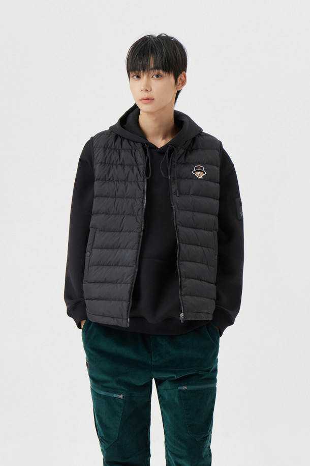남성용 경량 다운 베스트입니다. 가을, 겨울 시즌에 골프, 일상 등 다양한 TPO에 활용하기 좋은 스포티하고 캐주얼한 스타일의 아이템입니다. 부드러운 촉감의 나일론과 폴리에스테르 혼방 소재로 제작되어 가볍고 따뜻하며, 뛰어난 보온성을 제공합니다. 무지 디자인에 레귤러핏으로 제작되었으며, 집업 방식으로 간편하게 착용할 수 있습니다. 
