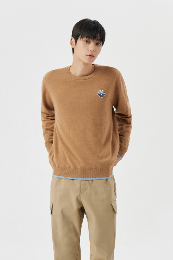 남성 골프 및 일상용 방풍 안감 풀오버 니트입니다. 베이지 및 브라운 컬러의 부드러운 울 소재 니트 풀오버로, 가을과 겨울에 따뜻하게 착용할 수 있습니다. 넉넉한 레귤러핏에 라운드넥 디자인으로 캐주얼하고 스포티한 스타일을 연출합니다. 긴 소매 기장과 두꺼운 두께, 기모 안감으로 보온성을 높였으며, 무지 패턴으로 깔끔함을 더했습니다. 골프웨어뿐만 아니라 데일리룩으로도 활용하기 좋은 실용적인 니트 풀오버입니다.
