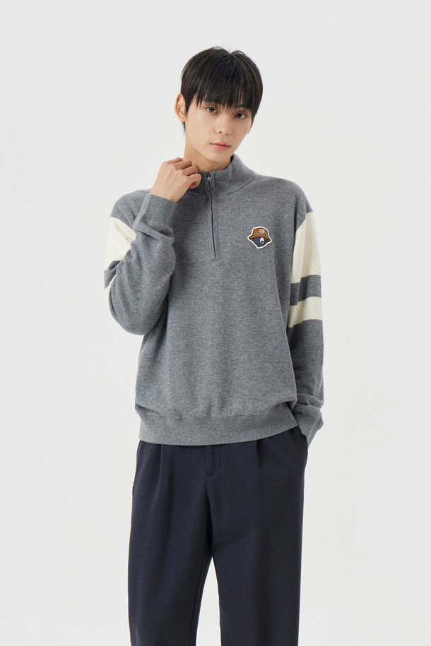 남성용 Windproof Lining (윈드프루프 라이닝) 하프 집업 니트입니다. 가을, 겨울 시즌 골프 및 일상에서 활용하기 좋은 스포티하고 베이직한 스타일의 제품입니다. 부드러운 울 소재에 방풍 안감을 더해 보온성과 방풍 기능을 갖췄습니다. 넥 소매 밑단 7X7 립 조직, 소매 상단 및 넥밴드 상단 배색 컬러 포인트, 전면 좌측 가슴 시그니처 자수, 등판 골 조직 디자인으로 디자인적 포인트를 더했습니다. 반 집업 스타일로 탈착이 용이하며, 필링 발생을 최소화했습니다. 블랙과 그레이 두 가지 컬러로 출시되었습니다.
