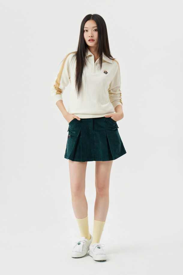 (W) 코듀로이 플리츠 스커트는 여성용으로, 가을과 겨울에 어울리는 아이보리 및 그린 컬러의 플리츠 스커트입니다. 부드러운 코듀로이 소재와 두꺼운 두께감으로 따뜻함을 제공하며, 클래식하고 베이직한 스타일을 연출합니다. 속바지 일체형으로 활동성을 높였으며, 사선 포켓 라인과 플랩 디테일, 골드베어 시그니처 장식, 삼각링 부착으로 디자인 포인트를 더했습니다. 골프룩, 가을 나들이룩, 겨울 데일리룩 등 다양한 TPO에 맞춰 클래식, 미니멀, 캐주얼 스타일을 완성할 수 있습니다. 슬림핏, 데일리핏, 오버핏으로 다양한 핏을 연출해보세요.
