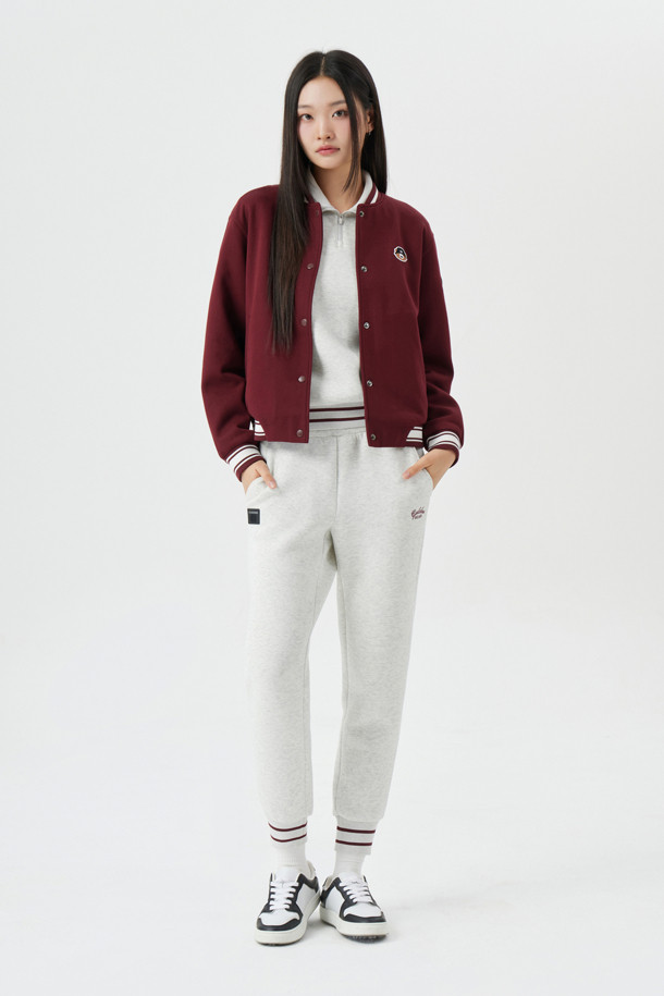 (W) 네오프렌 조거 팬츠는 여성 골프룩 및 일상 캐주얼 스타일에 적합한 긴 바지입니다. 아이보리와 브라운 두 가지 색상으로 출시되었으며, 봄, 여름, 가을, 겨울 사계절 모두 착용 가능합니다. 네오프렌 소재로 제작되어 부드러운 촉감을 제공하며, 슬림핏, 스트레이트핏, 테이퍼드핏, 와이드핏 등 다양한 핏으로 출시되어 폭넓은 선택지를 제공합니다. 허리 내부 스트링과 밑단 배색 스트라이프 립 조직, 오른쪽 사선 포켓 시그니처 디테일, 왼쪽 사선 포켓 레터링 로고가 특징입니다. 전체적으로 두꺼운 두께감의 밴딩 조거 팬츠입니다.
