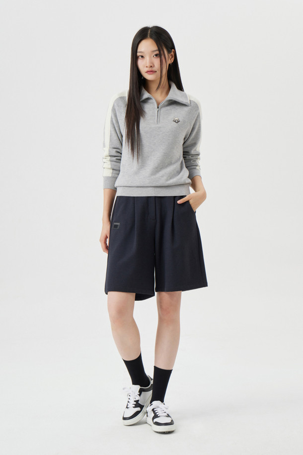 (W) 원턱 버뮤다 쇼츠는 여성용 바지로, 봄과 여름 시즌에 활용하기 좋은 반바지입니다. 블랙 색상의 레귤러핏 디자인으로, 스포티, 캐주얼, 미니멀한 스타일을 연출할 수 있습니다. 골프룩은 물론 일상에서도 편안하게 착용 가능하며, 원턱 디테일이 특징입니다. 
