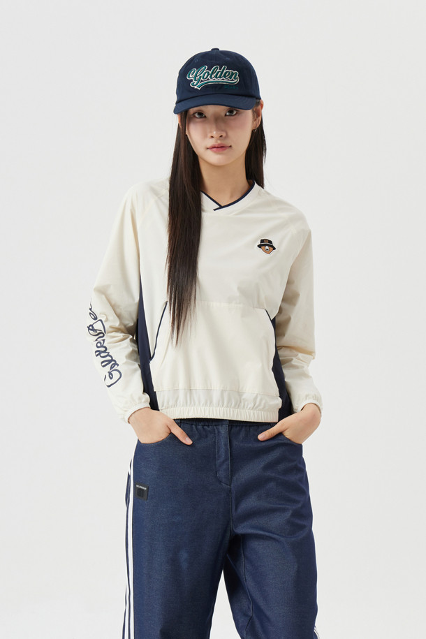 (W) 메쉬 롱 슬리브 티셔츠는 골프 활동에 적합한 여성용 상의입니다. 아이보리 컬러의 메쉬 소재로 제작되어 봄, 여름, 가을, 겨울 사계절 모두 착용 가능하며, 슬림핏, 레귤러핏, 오버핏으로 다양한 스타일을 연출할 수 있습니다. V넥 디자인에 밑단 스트링으로 핏 조절이 용이하며, 골든베어 레터링 프린트와 소매 'GDBR' 텍스트 프린트가 특징입니다. 넥 라인과 어깨 라인의 배색 포인트, 소매 립 배색으로 스포티한 무드를 더했습니다.
