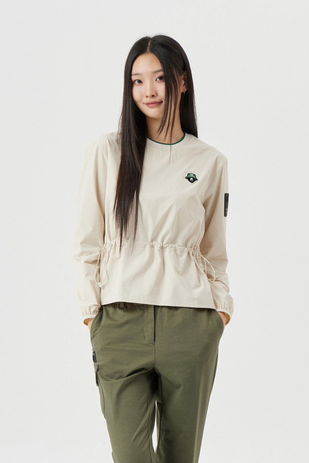 (W) 미드-랭스 티셔츠는 여성 골프 및 일상용으로 디자인된 스포티하고 미니멀한 스타일의 티셔츠입니다. 아이보리와 핑크 두 가지 색상으로 제공되며, 봄, 여름, 가을, 겨울 사계절 모두 착용 가능합니다. 허리 스트링 스토퍼와 네크라인 배색 트림으로 포인트를 더했으며, 앞뒤 5cm 기장 차이로 활동성을 높였습니다. 등판 골드 베어 레터링, 왼쪽 가슴 베어 자수, 왼쪽 소매 시그니처 패치가 특징입니다. 슬림핏, 레귤러핏, 오버핏 세 가지 핏으로 만나볼 수 있으며, 긴 소매 기장에 얇거나 중간 두께감으로 제작되었습니다.
