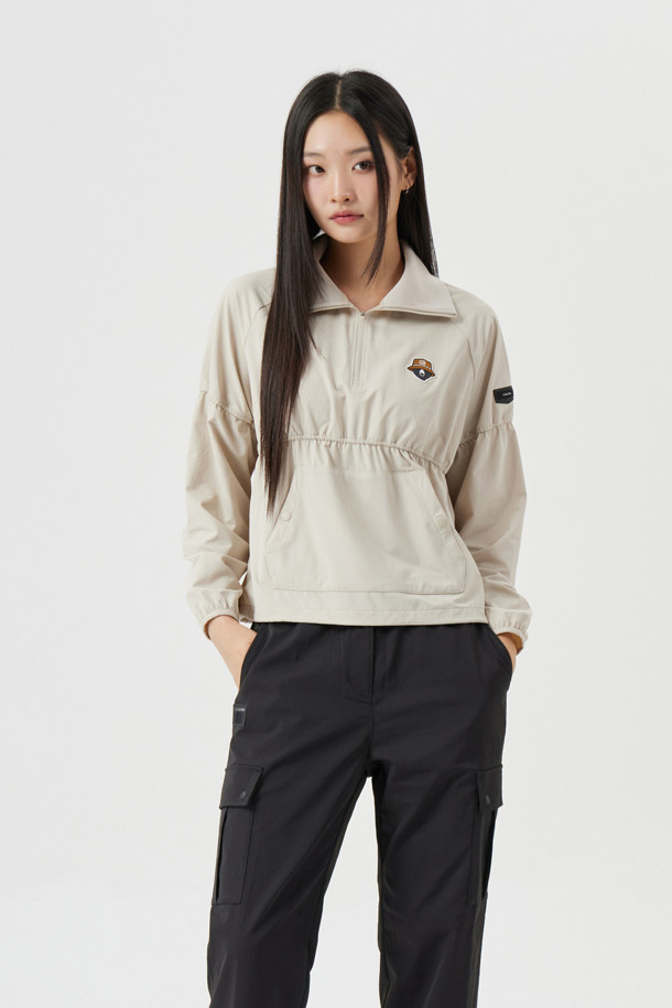 (W) 윙 카라 우븐 스웨트 상의는 여성 골프 및 일상용으로 디자인된 슬림핏 긴소매 제품입니다. 윙 카라 디자인과 베이지 컬러가 세련된 분위기를 연출하며, 봄, 여름, 가을, 겨울 사계절 모두 착용 가능합니다. 우븐 소재로 제작되어 신축성이 뛰어나 편안한 착용감을 제공하며, 셔링 디테일, 캥거루 포켓, 소매 접밴드, 밑단 스트링 스토퍼, 자수 와펜, 오각 와펜 등의 디자인 디테일이 특징입니다. 스냅 버튼 여밈 방식과 캐주얼, 스포티, 미니멀 스타일을 모두 소화하여 다양한 골프룩을 완성할 수 있습니다.
